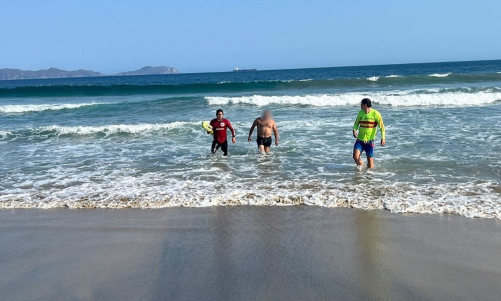 Bañista en riesgo de ahogamiento es rescatado por elementos de PC, en Manzanillo