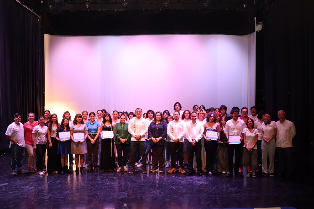 Riult Rivera entrega becas “Vera Vázquez” a alumnos del CEDART Juan Rulfo e inaugura mural en apoyo a los derechos LGBT