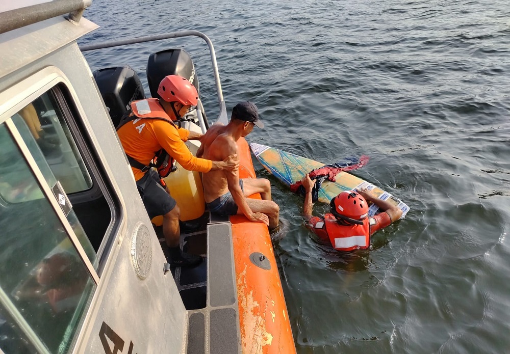 Marina rescata a persona en peligro de ahogamiento en Manzanillo, Colima