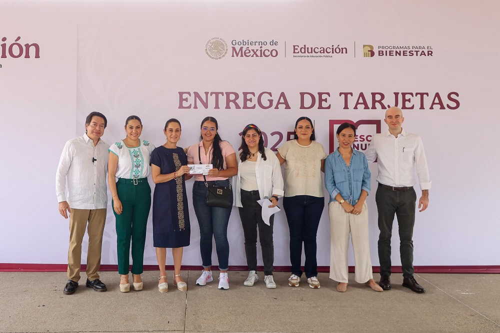 Presidenta Claudia Sheinbaum e Indira Vizcaíno entregan tarjetas de ‘La Escuela es Nuestra’, en Villa de Álvarez