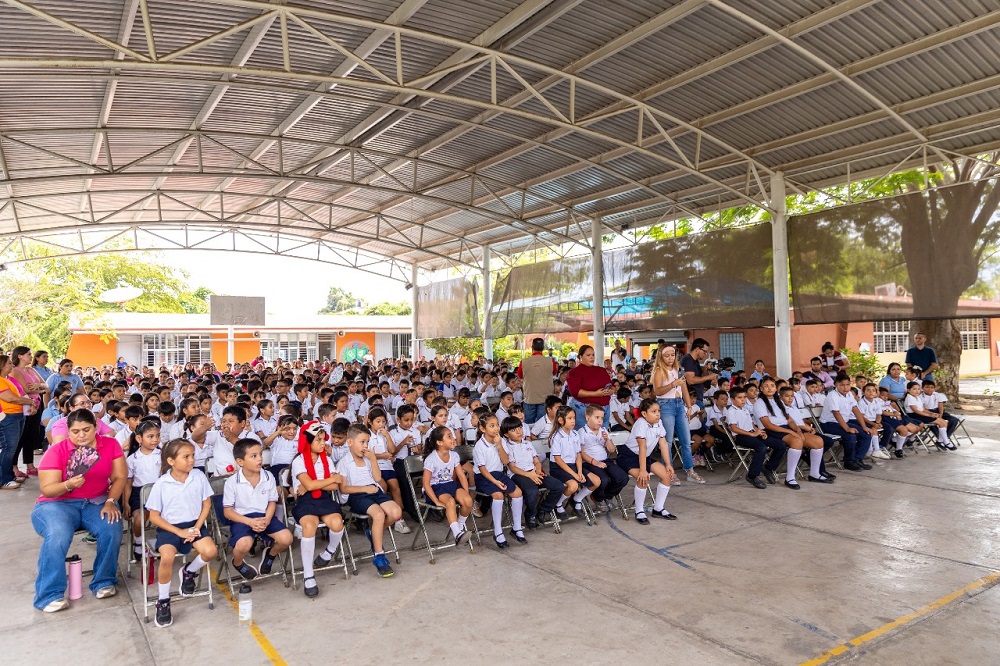 Gobierno del Estado de Colima entregó 575 ColiBecas Mochilas, Útiles y Uniformes este jueves en Armería y Tecomán