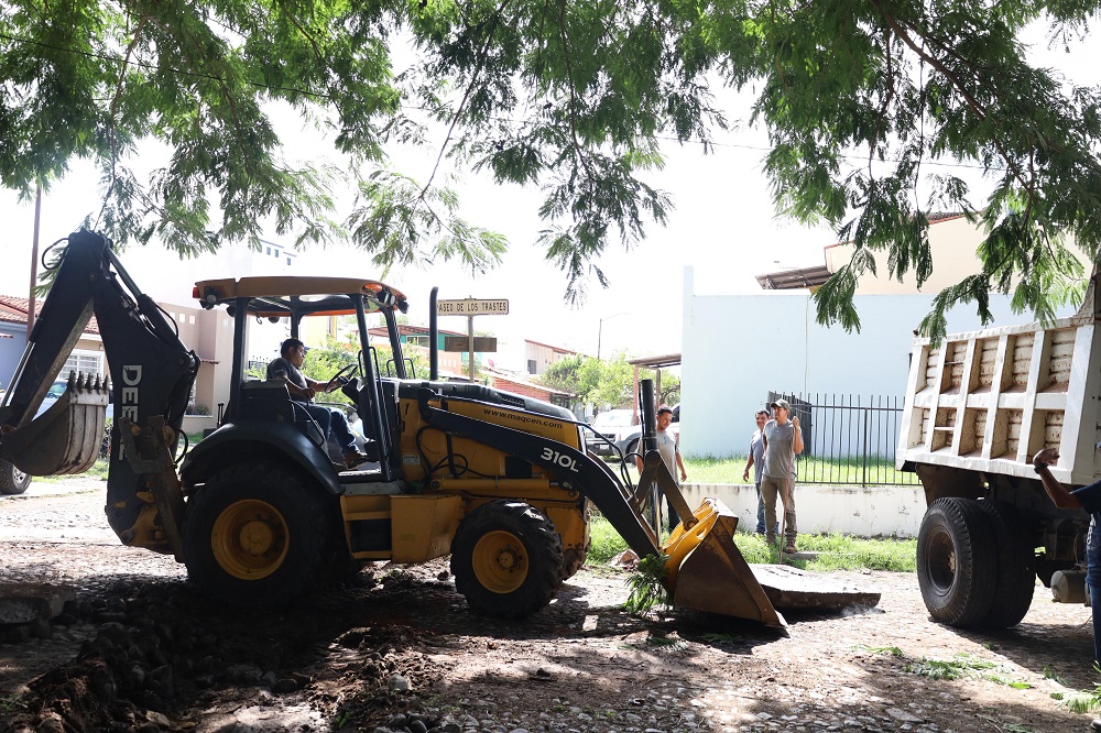 Gobierno de Riult Rivera atiende problemática en calles de colonia La Rivera