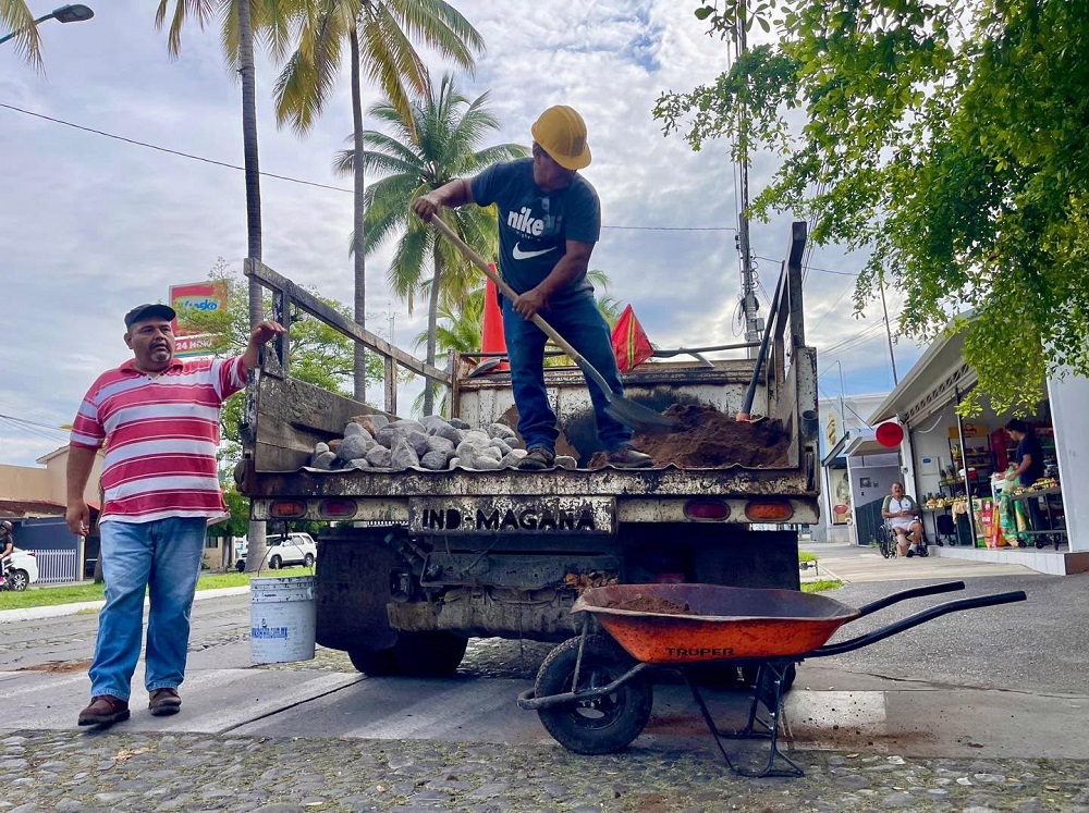 Inicia Ayuntamiento de Colima restauración de empedrado en la calle Rubén Darío