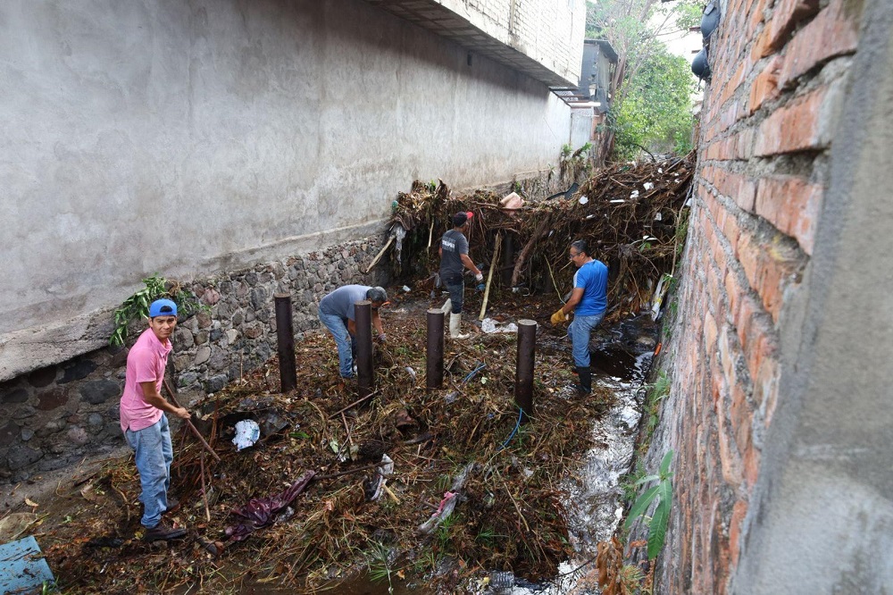 Ayuntamiento de Colima realiza desazolve y limpieza de alcantarillas y arroyos tras lluvia del pasado viernes