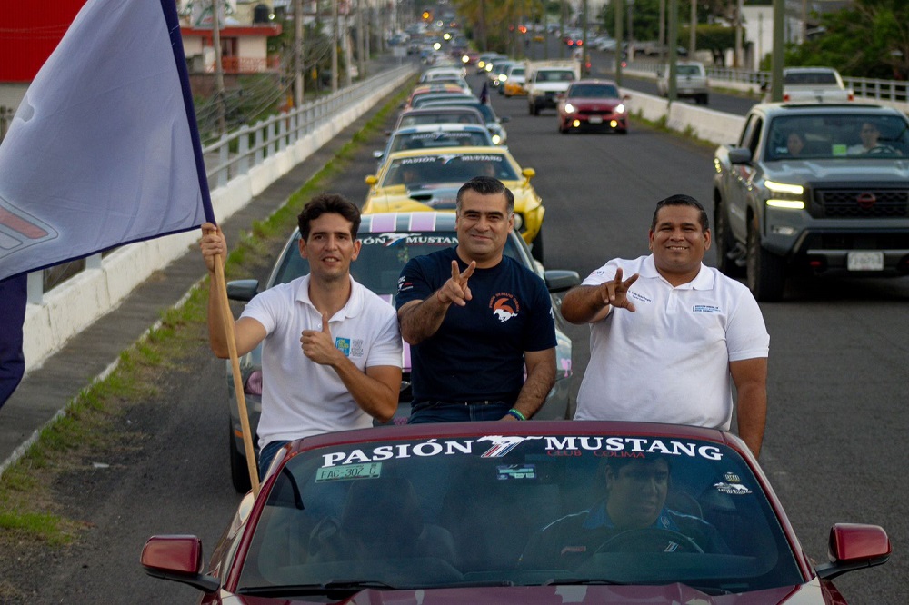 Encabeza Riult Rivera caravana y exhibición de autos en aniversario del Club Pasión Mustang Colima
