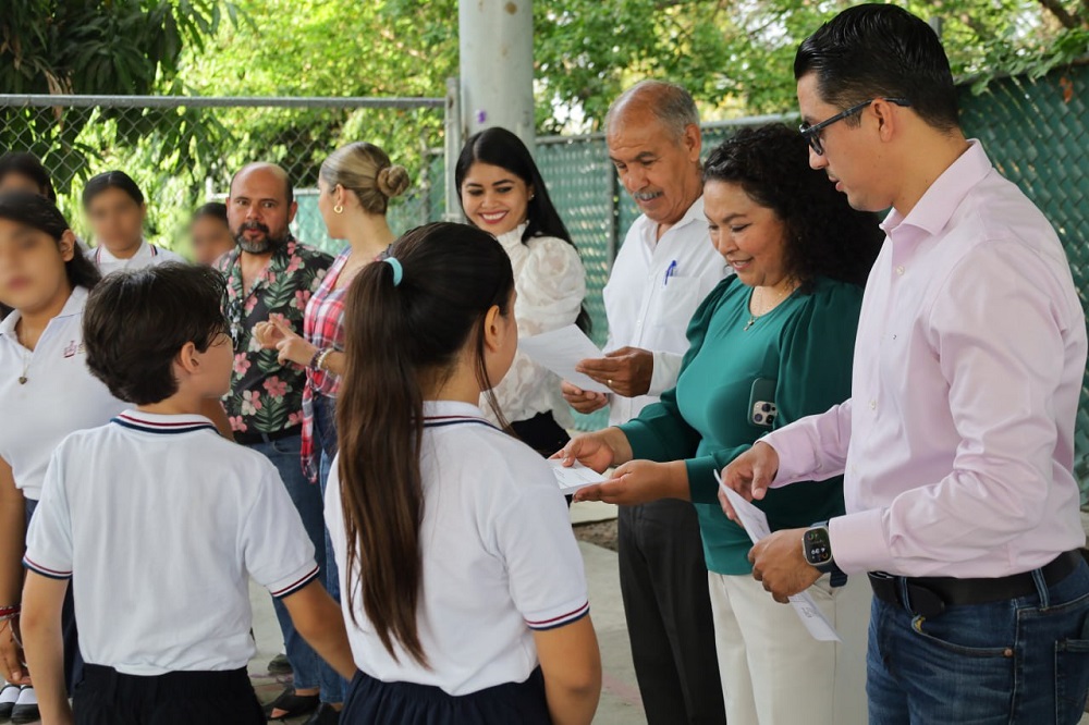 En ceremonia itinerante, señala Evangelina Bustamante que: “respetar a nuestros símbolos patrios es tener identidad”