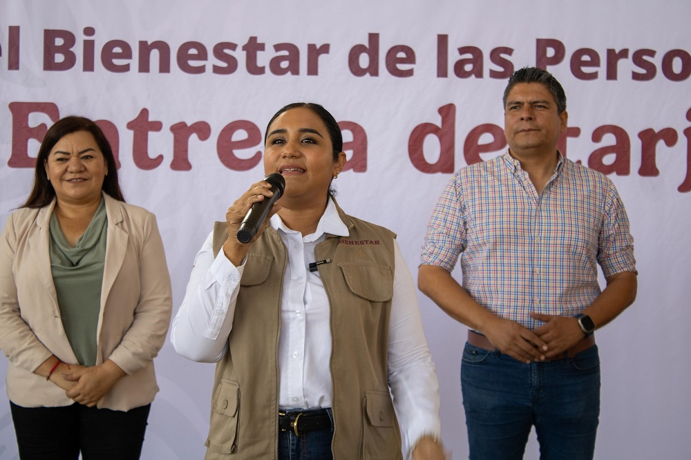 Rosario Silva entrega tarjetas del Banco del Bienestar a más derechohabientes de la Pensión de Discapacidad en Colima y Cuauhtémoc