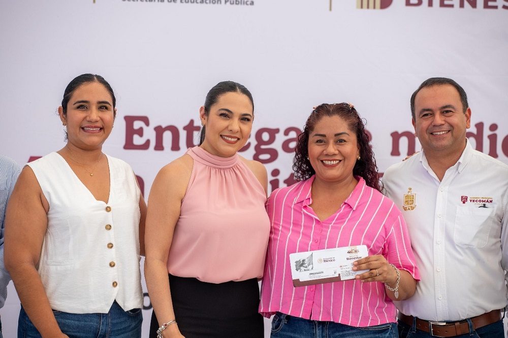 Gobernadora Indira Vizcaíno entrega cerca de 400 tarjetas bancarias de la Pensión para Personas con Discapacidad en Tecomán