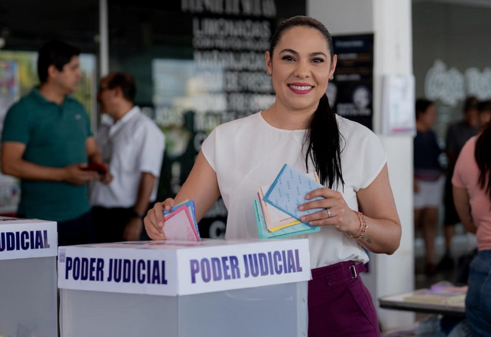 Gobernadora Indira Vizcaíno acude a votar en jornada electoral