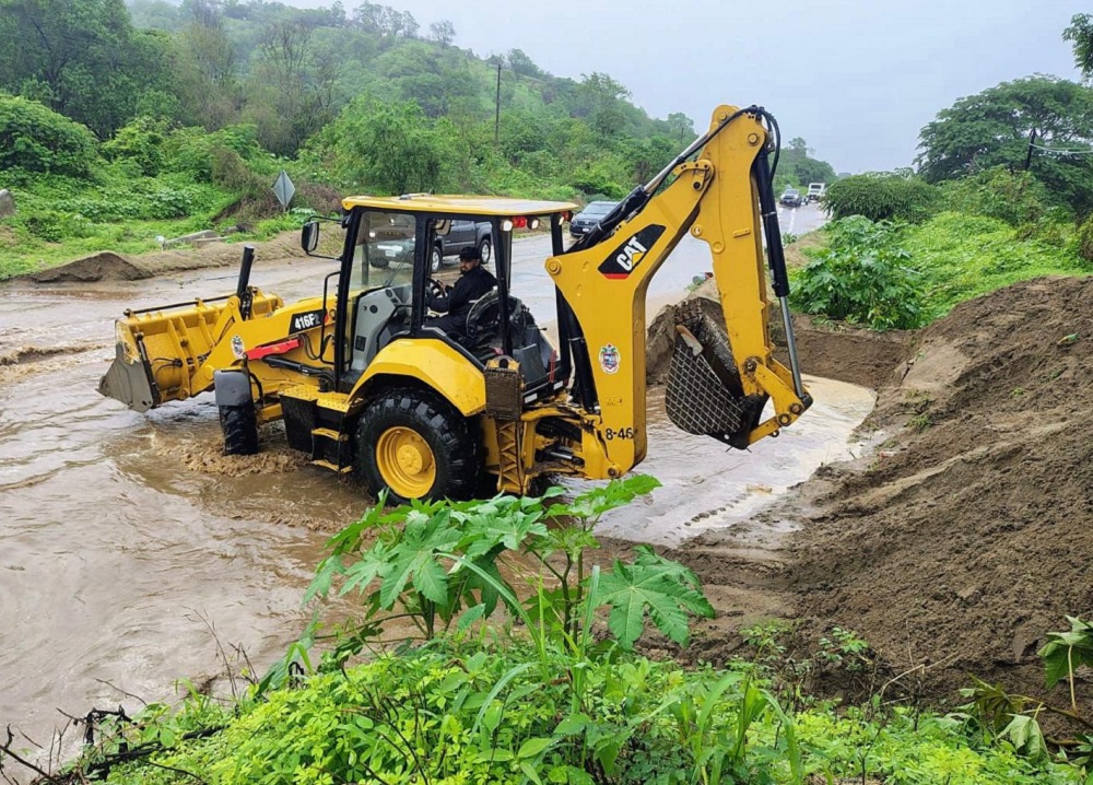 Se mantienen trabajos de desazolve y recolección de basura en Manzanillo
