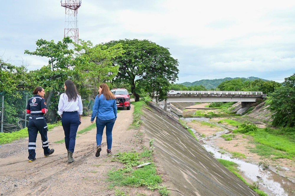 Rosi Bayardo recorre puntos estratégicos tras intensas lluvias. Reporta saldo blanco en Manzanillo