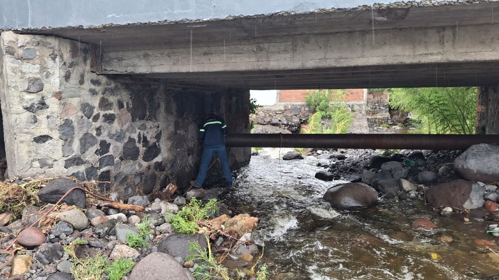 Retiran tubo en desuso en el río Colima que afectaba en temporada de lluvias al barrio de la Salud, en la capital