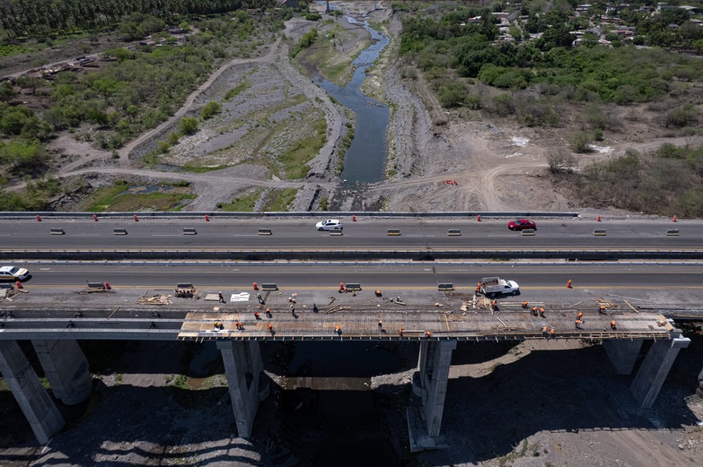 Seidum colocó las primeras trabes en el Puente ‘Armería l’; este jueves y sábado continúan las labores