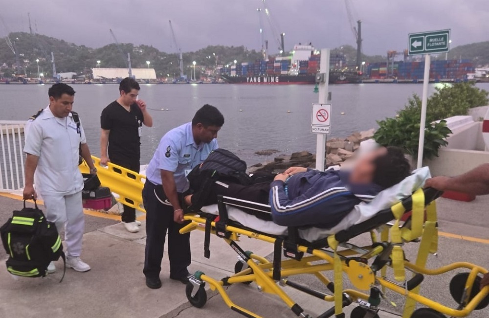 Marina realiza evacuación médica a una persona frente a las costas de Manzanillo