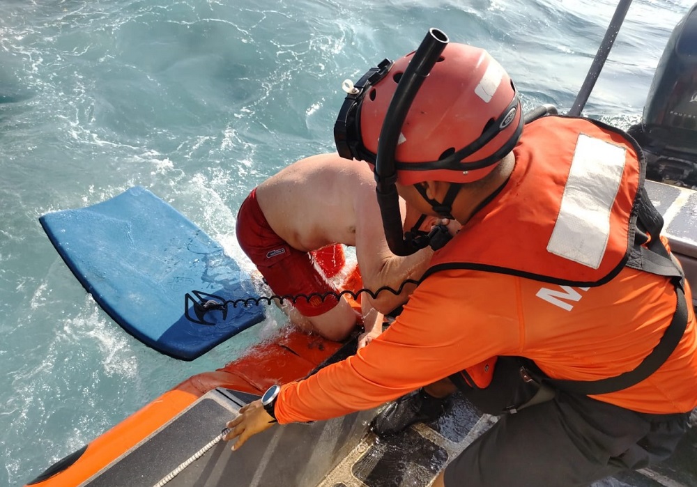 Marina rescata a una persona en inmediaciones de la Playa Faro de Campos en Manzanillo