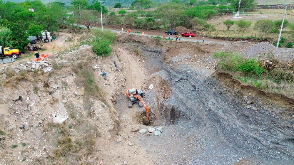 Atiende Gobierno del Estado de Colima socavón a un costado de la carretera Villa de Álvarez-Minatitlán