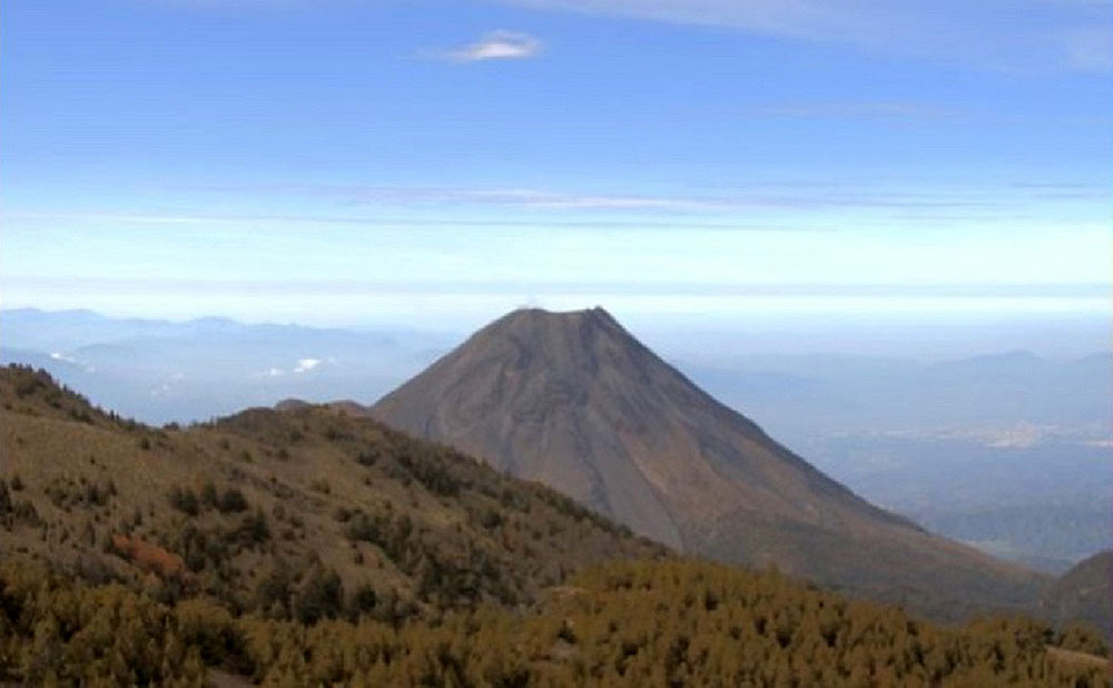 Volcán de Colima registró tres sismos, dos derrumbes y un lahar esta semana; sigue en ‘semáforo verde’