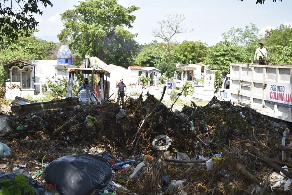 Deplorable el Panteón de Colima, Sindicato lo entregará al presidente municipal totalmente limpio: Arturo León