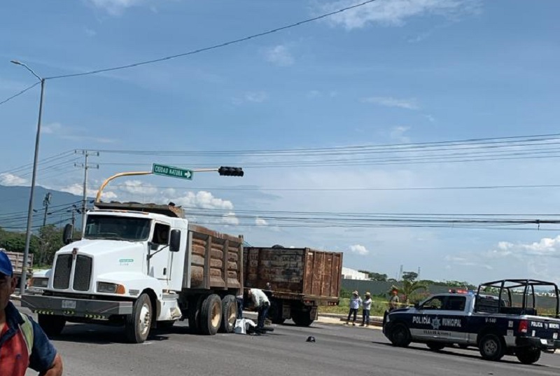 Muere motociclista atropellado por un camión de volteo en VdeA
