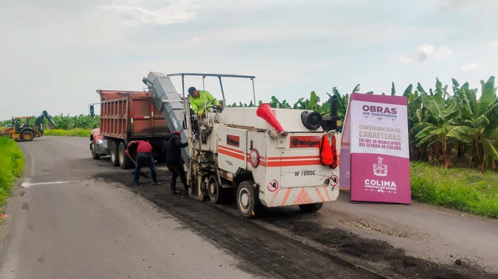 Gobierno del Estado realiza bacheo en la carretera Cerro de Ortega-Callejones, en Tecomán