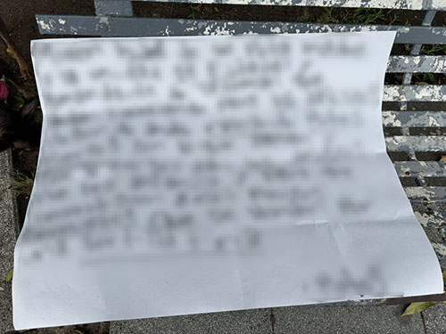 Localizan cartulina con mensaje amenazante en el jardín Juárez y otra más en el barrio de la España, en Colima