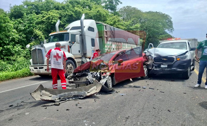 Dos mujeres resultan lesionadas en choque múltiple en la carretera Tecomán-Colima