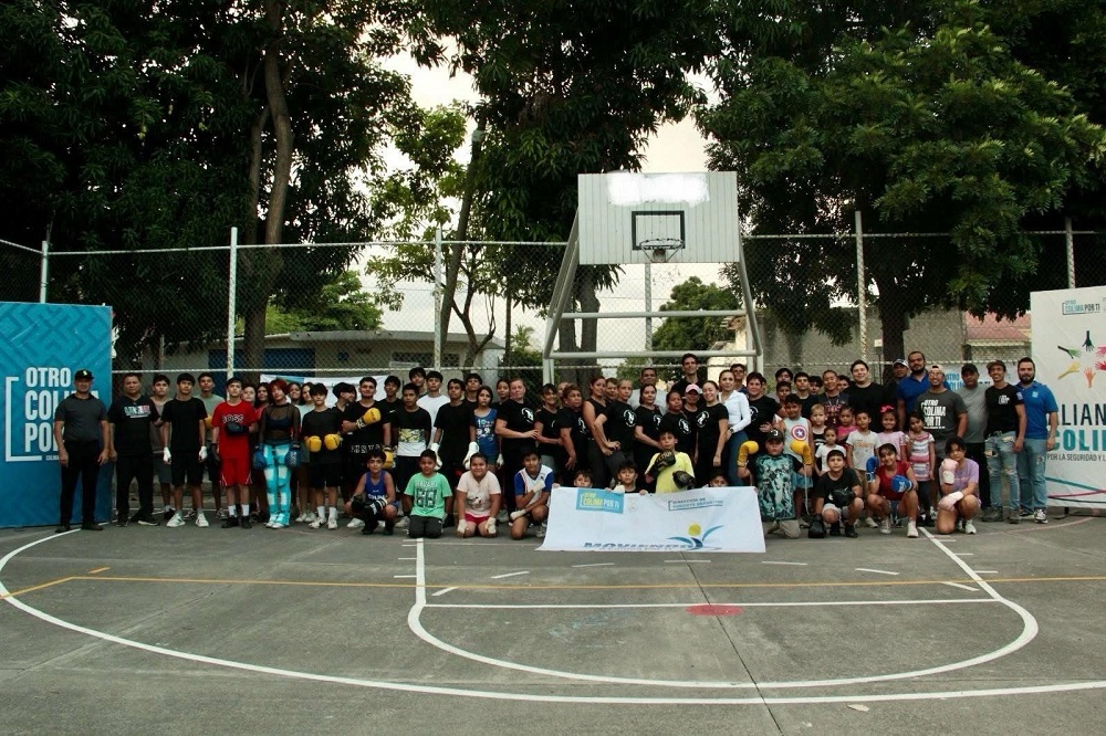 Ayuntamiento de Colima entrega material para seguir impulsando la convivencia deportiva en la colonia Nuevo Paraíso