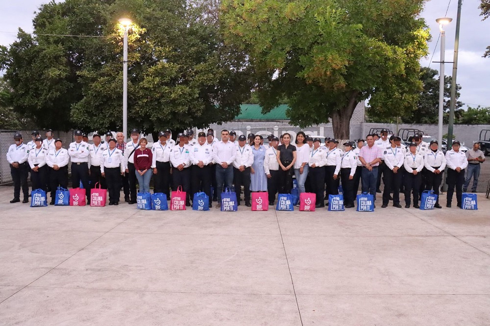 Presidente Riult Rivera entrega despensas a elementos de la Policía Municipal