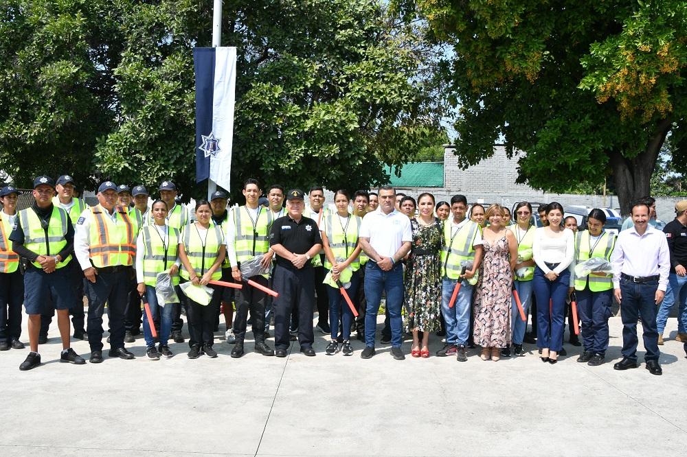 Entrega presidente Riult Rivera equipo a personal de la Policía Auxiliar de Vialidad