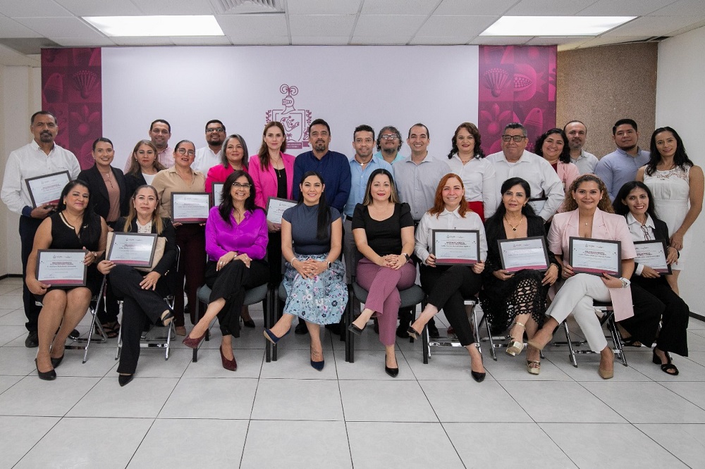 Gobernadora de Colima entregó reconocimientos y mejora nominal a personal de la Defensoría Pública