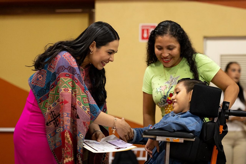Gobernadora Indira Vizcaíno premia a estudiantes con mejores promedios en la Olimpiada del Conocimiento Infantil 2025