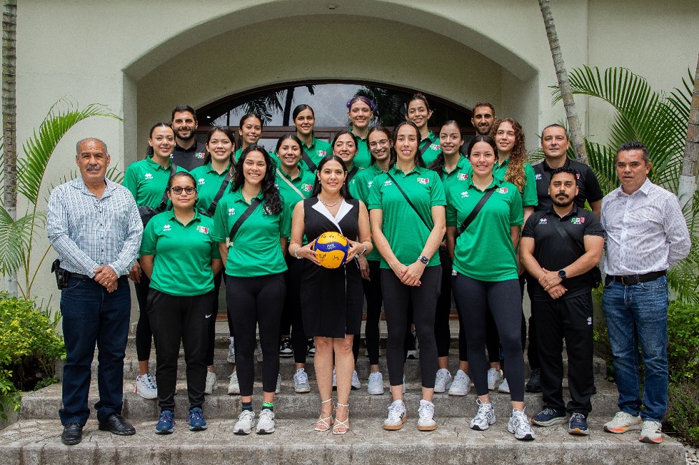 Indira Vizcaíno recibe a la Selección Mexicana, previo al inicio de la Copa Panamericana Femenil de Voleibol