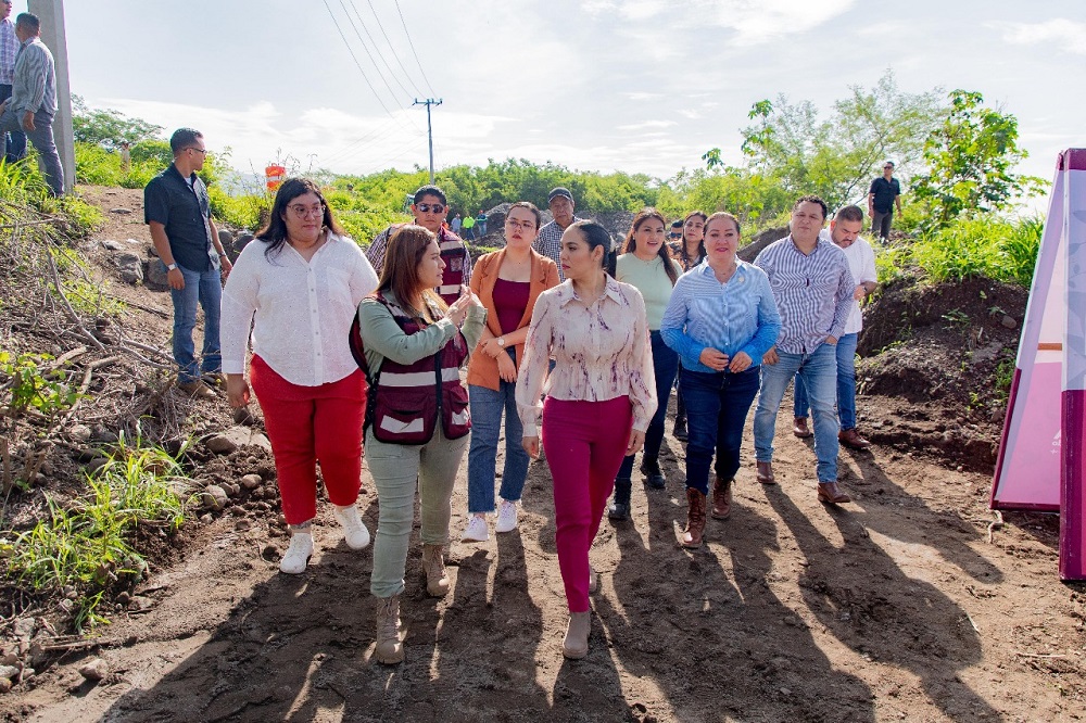 Indira Vizcaíno supervisa obra de alcantarillado en carretera Villa de Álvarez-Minatitlán