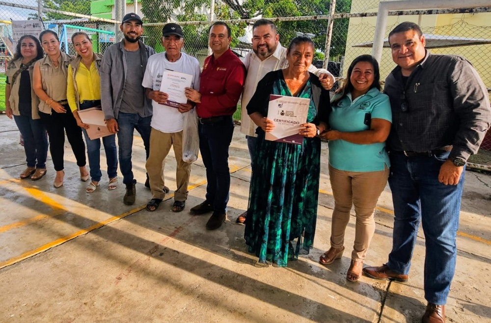 A sus 88 y 73 años, don Adolfo y doña Francisca logran certificado de alfabetización del IEEA Colima