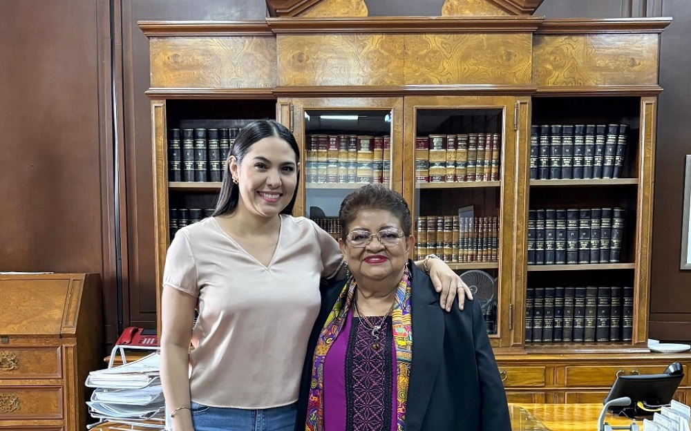 Indira Vizcaíno y Ernestina Godoy analizan detalles jurídicos de proyectos estratégicos en beneficio de colimenses