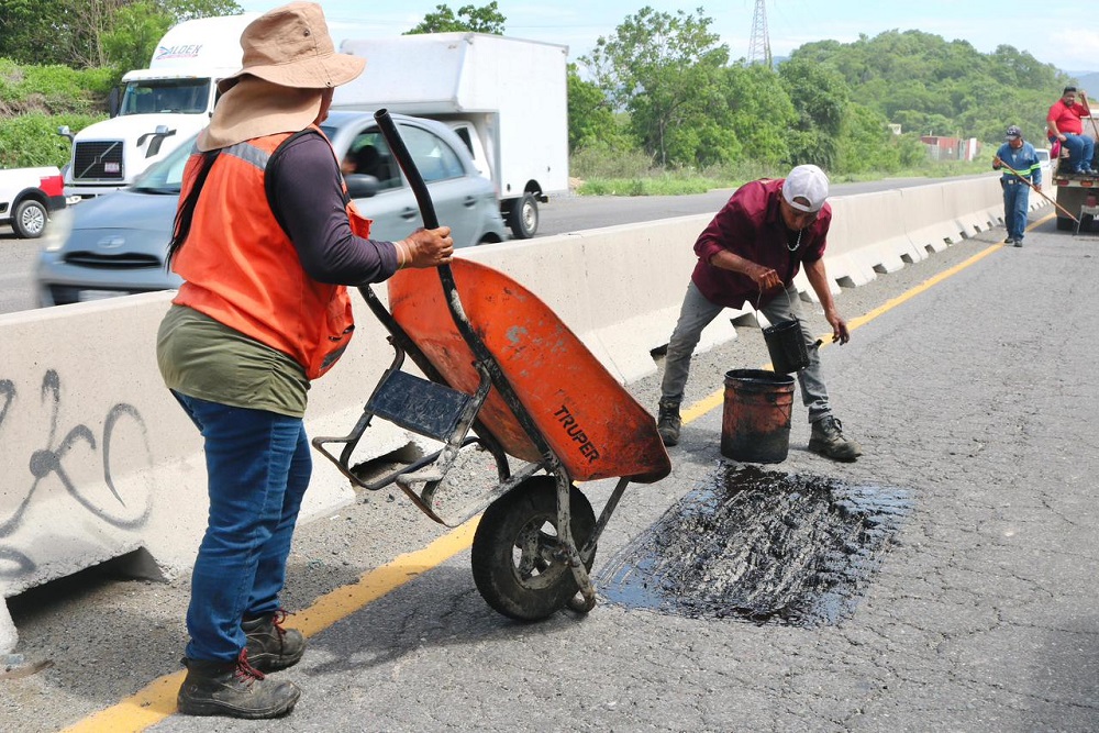 Gobierno de Rosi Bayardo intensifica labores de bacheo para mejorar la movilidad en Manzanillo