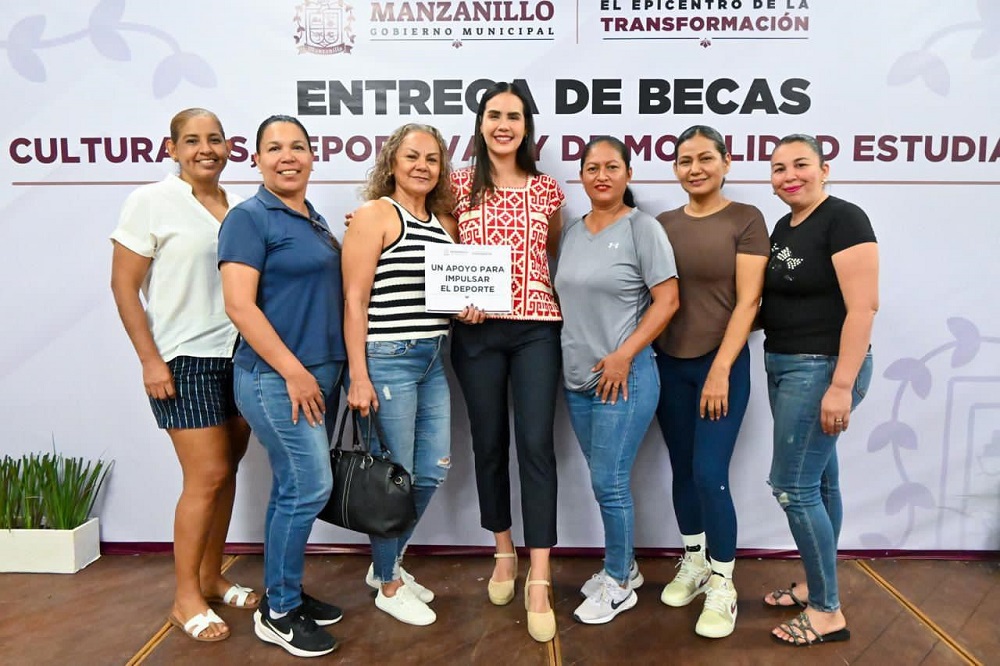 Rosi Bayardo entrega becas culturales, deportivas y de movilidad estudiantil