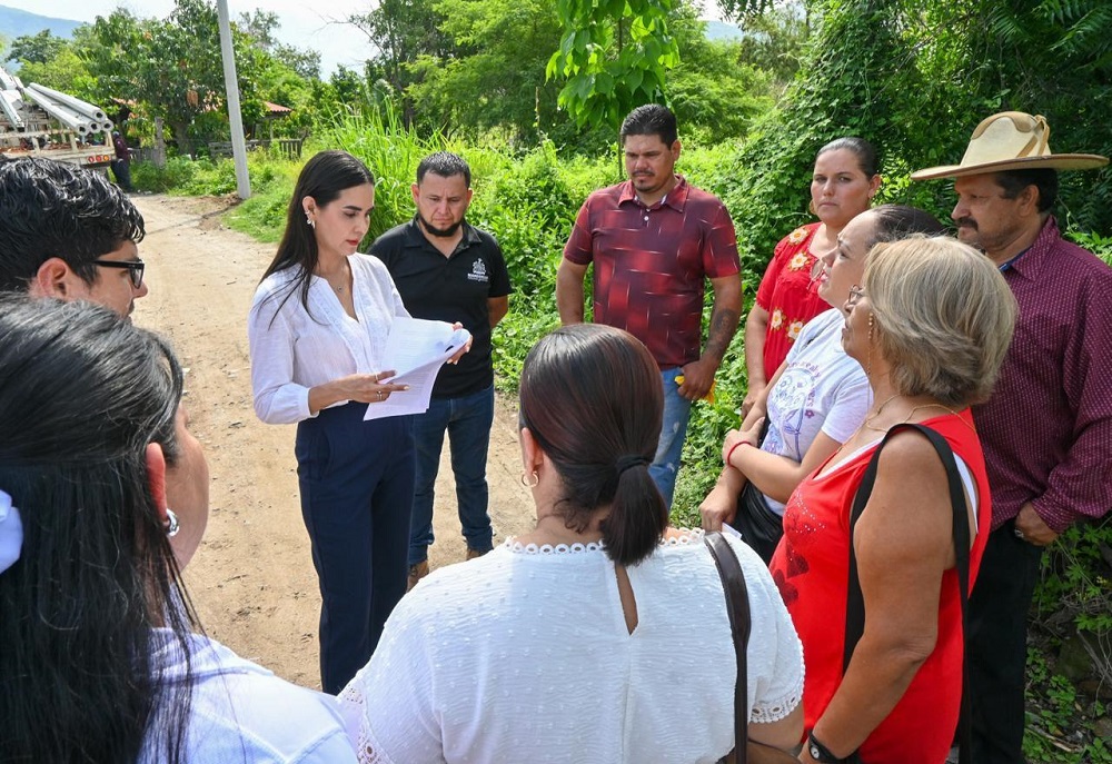 Más alumbrado público en comunidades: Rosi Bayardo supervisa instalación de luminarias en La Floreña