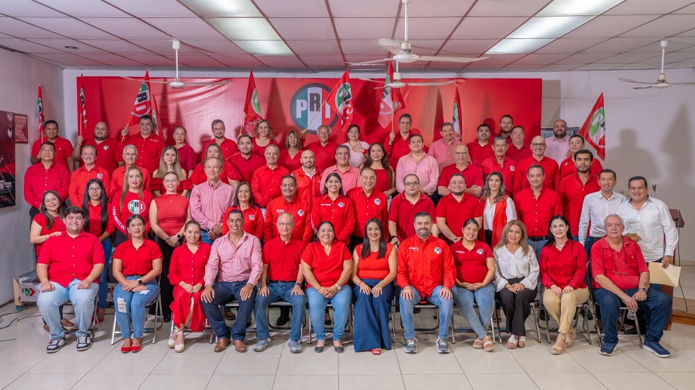 Enrique Rojas entrega nombramientos a las y los nuevos integrantes del CDE del PRI en Colima