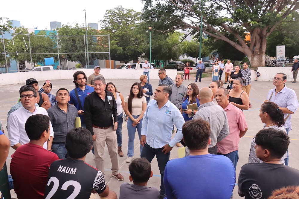 Presidente Riult Rivera se reúne con vecinos de la colonia Ikal