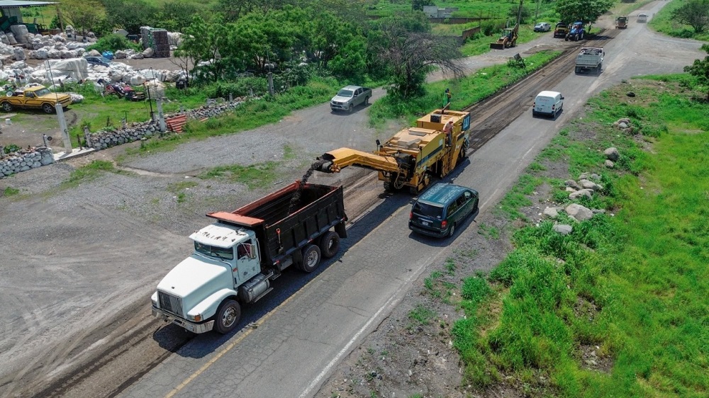 Gobierno del Estado continúa bacheo en la carretera Villa de Álvarez-Minatitlán