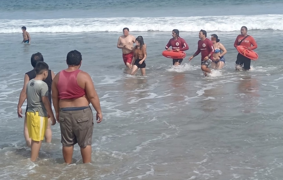 Marina y Protección Civil, rescatan a dos personas en playa Miramar en Manzanillo