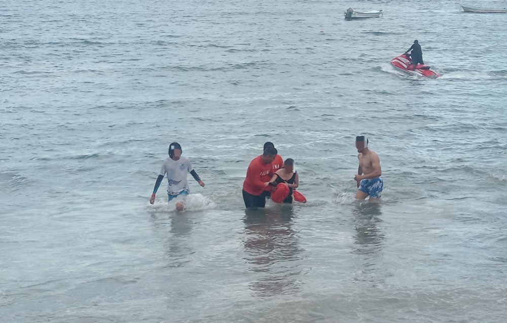 Marina rescata a mujer en peligro de ahogamiento en Playa La Audiencia en Manzanillo
