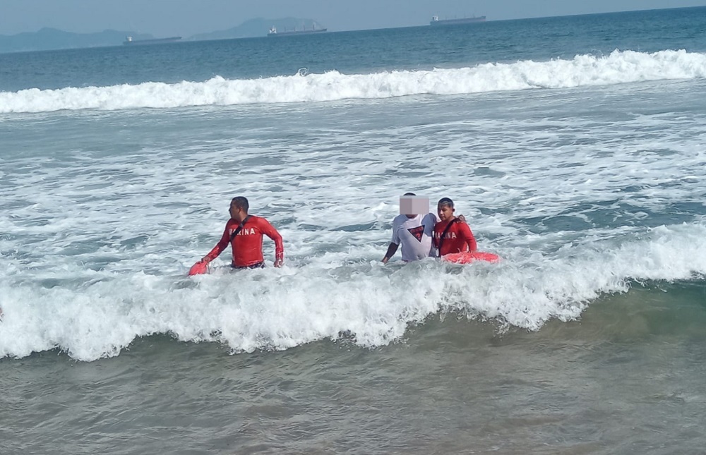 Marina rescata a una persona en el marco de la “Operación Salvavidas Verano 2025” en playa Miramar en Manzanillo