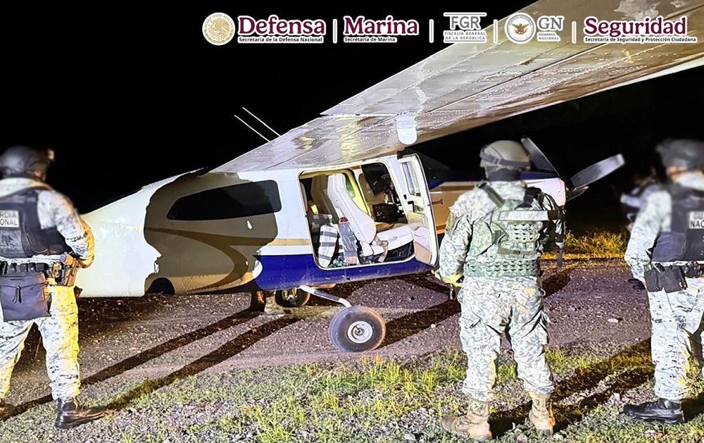 En Colima se detuvo a tres sujetos que transportaban droga en una aeronave clandestina