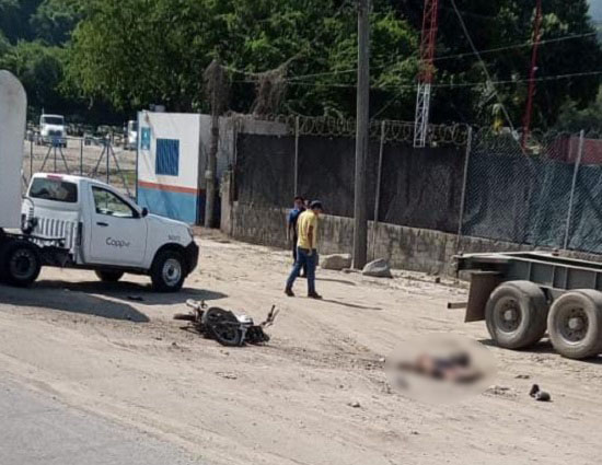 Motociclista pierde la vida en fuerte accidente a la salida de El Colomo, en Manzanillo