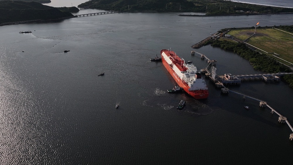 Arriba a Cuyutlán buque con casi 76 mil toneladas de gas natural