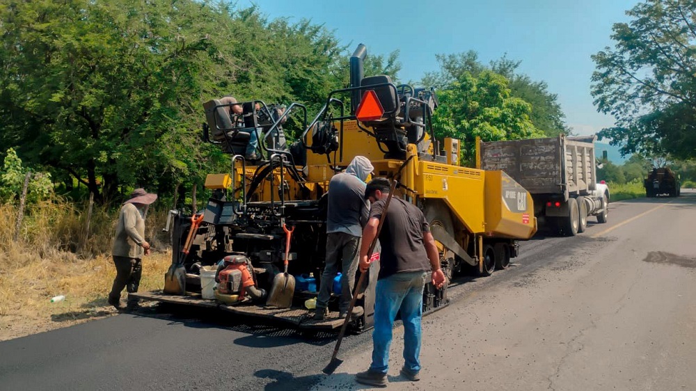 Gobierno del Estado de Colima mejora carreteras en Coquimatlán