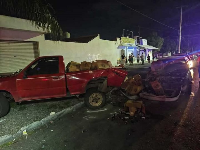 Conductor choca con dos vehículos estacionados cerca de la Diosa del Agua, en VdeA