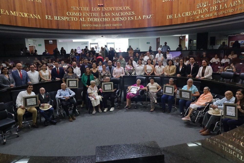Distingue Congreso de Colima a siete adultos mayores de 100 años